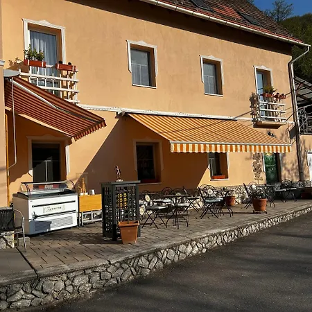 Zoeldfa Panzio Miskolc